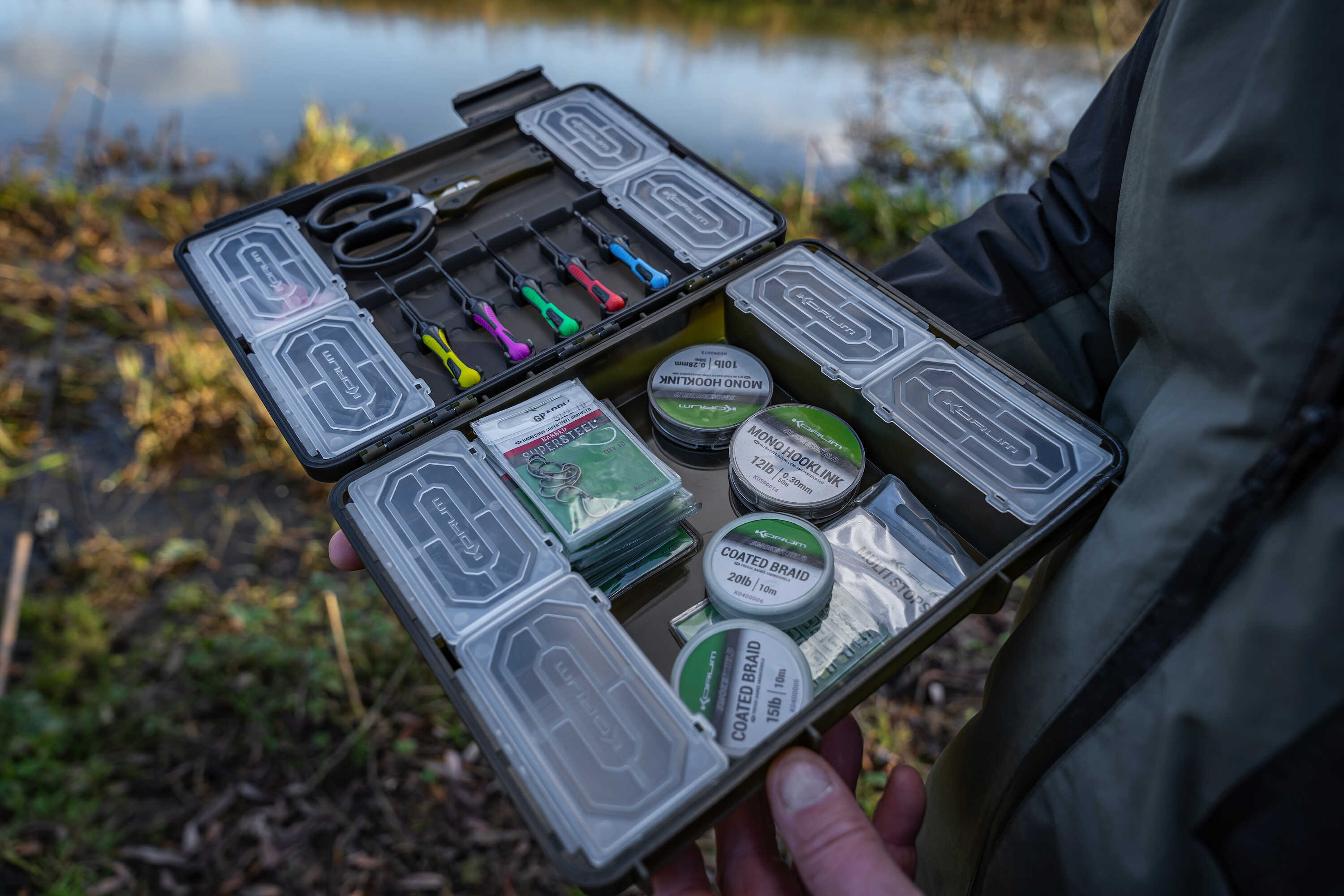 Boîte à outils de pêche Korum Slim Blox équipée (incl. 6 outils d'appâtage !)